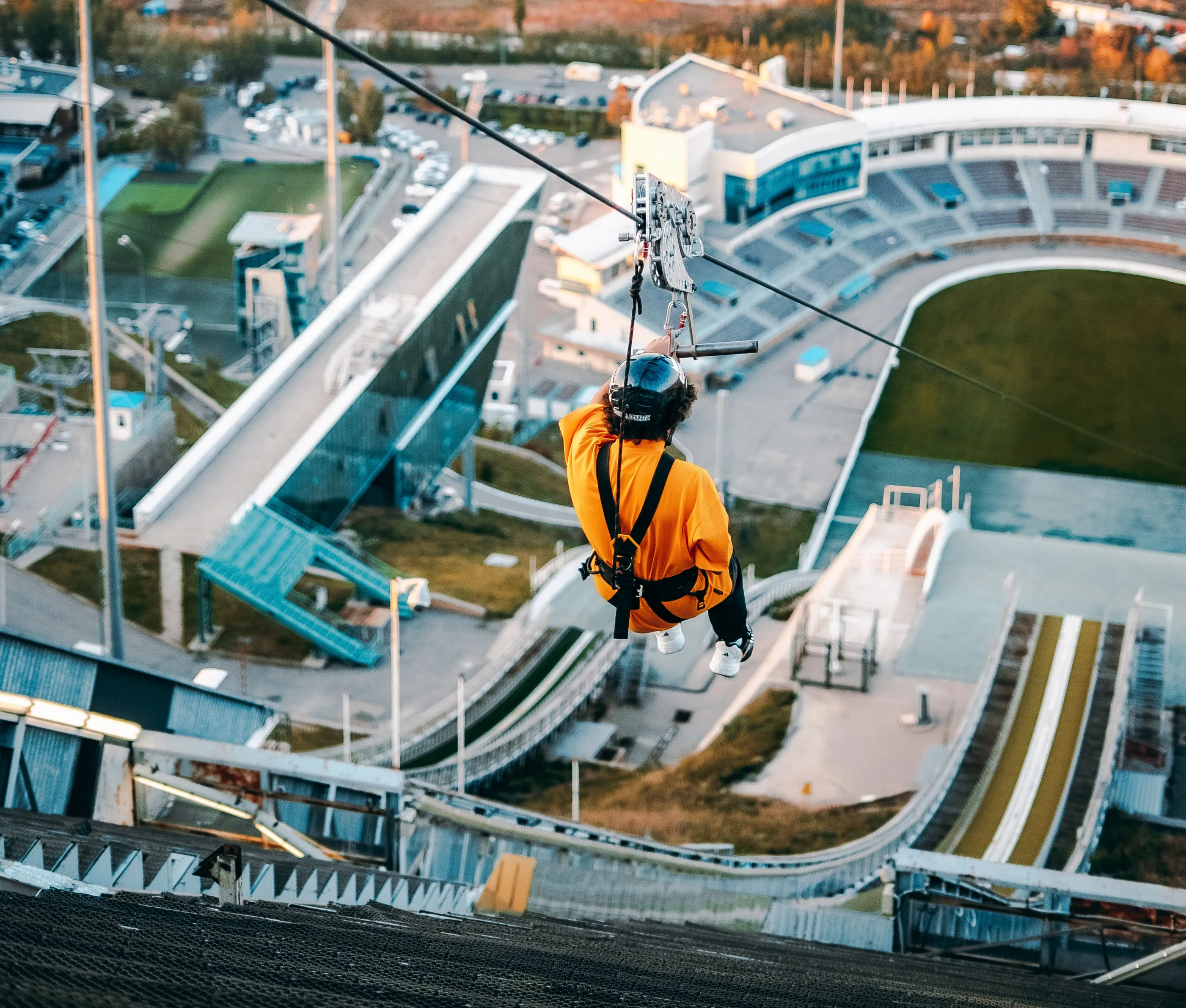 Скоростной спуск на аттракционе "Gorilla Zipline"  