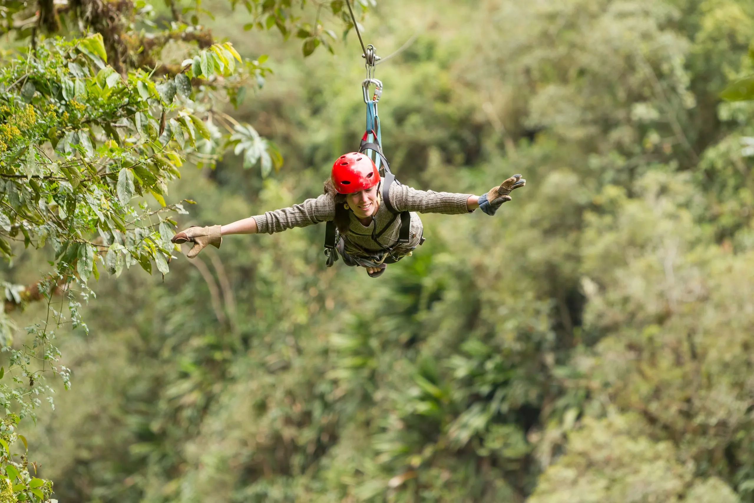 Горизонтальный спуск на аттракционе Gorilla Zipline Medeo 