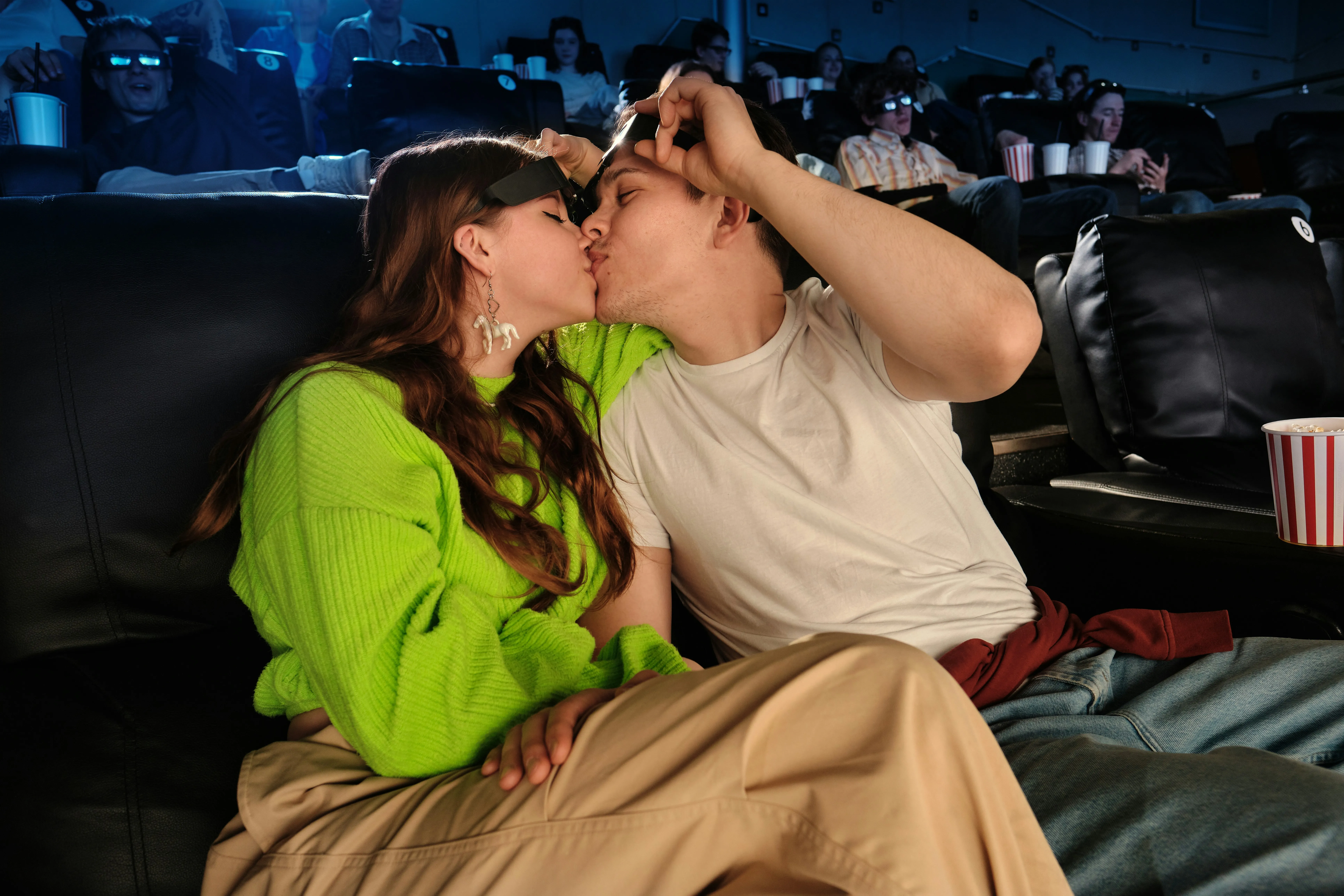 Киносвидание с оформлением и кальяном  